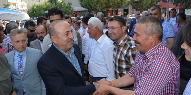 Bakan Çavuşoğlu, Korkuteli’de Vatandaşlarla Bayramlaştı