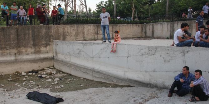 Kız Çocuğu Kucağında Topla Cesedi İzledi