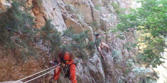 Kayalıklarda Mahsur Kalan 2 Genci Akut Kurtardı