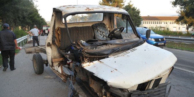 Kamyonet Traktöre Çarptı: 4 Yaralı