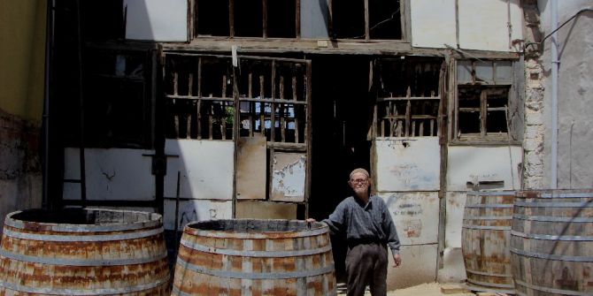 Görenler Gözlerine İnanamıyor, Devasa Fıçıları 85 Yaşındaki Usta Tek Başına İmal Ediyor