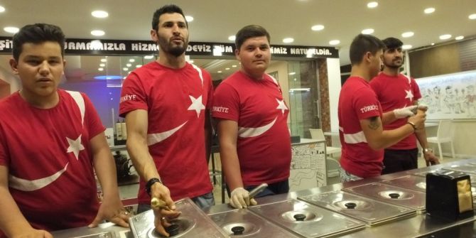 Akçay’da Dondumacılar Ay Yıldızlı Tişört Giydi