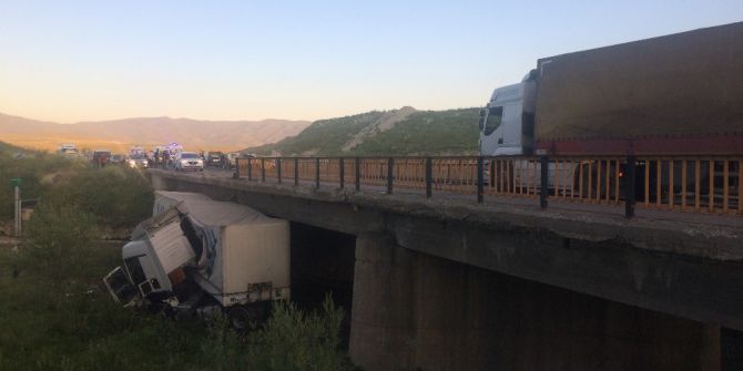 Erzurum’da Tır Köprüden Uçtu: 1 Yaralı