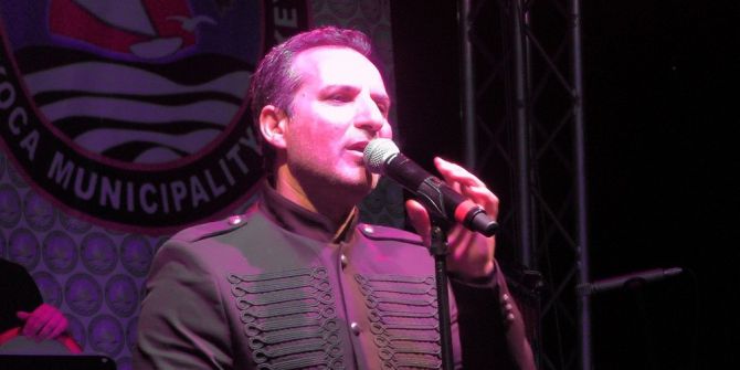 Ünlü Şarkıcı Sahnede Bayramları Karıştırdı