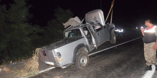 Kamyonet Şarampole Uçtu: 4 Ağır Yaralı