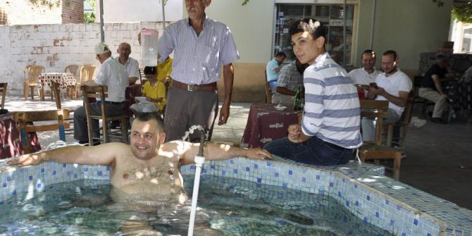 Bayramda Sıcaktan Bunalan Kahveci Çay Bahçesinin Havuzunda Serinliyor