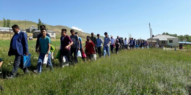 Bu Mahallede, 7’den 70’e Herkes Şeker Topluyor