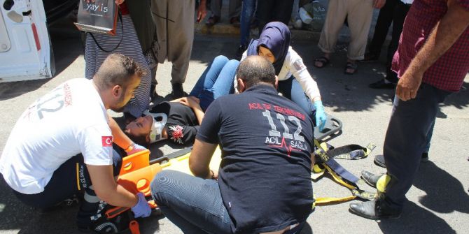 Karşıdan Karşıya Geçmek İsteyen Kadına Otomobil Çarptı