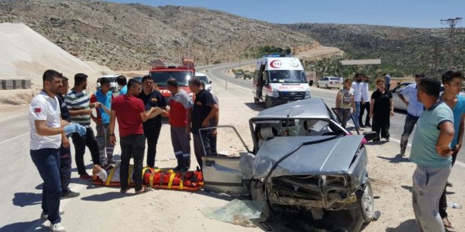 Otomobil İle Hafif Ticari Araç Çarpıştı: 15 Yaralı