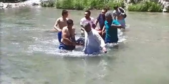 Borunun Üstünden Geçerken Suya Düşen Genç, Ölümden Döndü