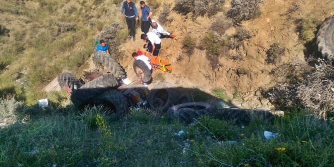 Traktör Şarampole Uçtu : 3 Yaralı