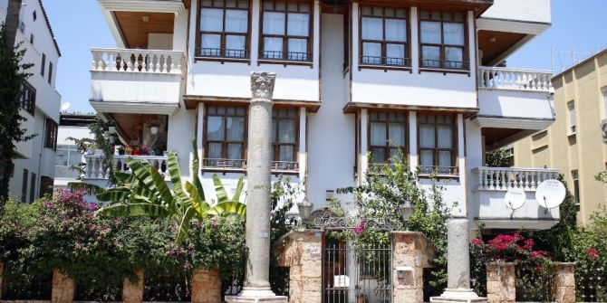 2 Bin Yıllık Sütunların Bir Apartmanın Önüne Konulmasına Tepki