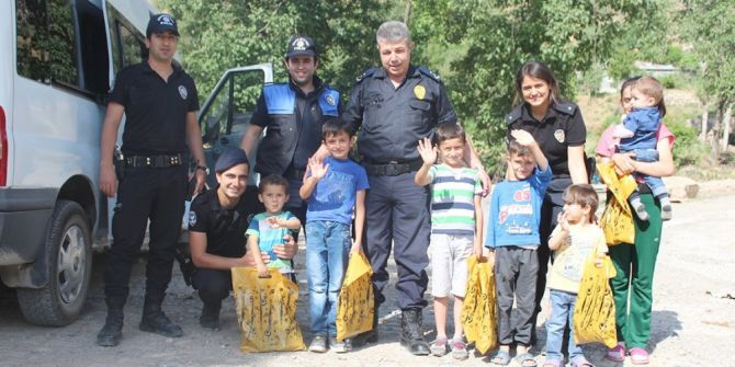 Hakkari Polisi Sınırdaki Çocukları Sevindirdi