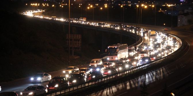 Tatilciler Dönüş Yolunda Trafikte Kaldı