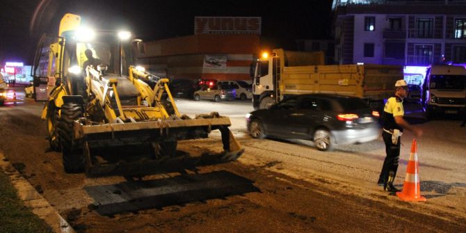 Chp’nin Kamp Alanın Önünde Bulunan Yola Tezek Döküldü