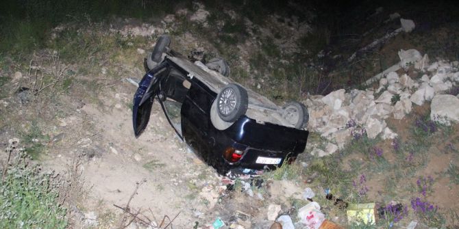 Karaman’da Otomobil Beton Sulama Kanalına Çarparak Şarampole Takla Attı: 5 Yaralı