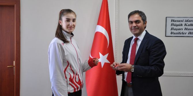 Milli Sporcu Zehra Erdem Başarıdan Başarıya Koşuyor