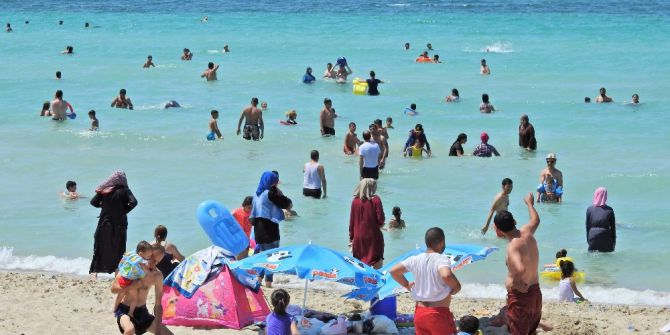 Tatilciler Çeşme Plajlarını Doldurdu