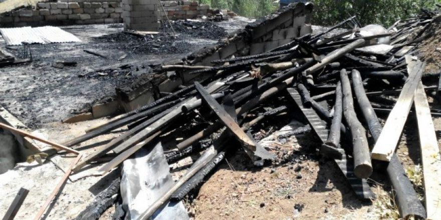 Gevaş’ta Çatı Yangını