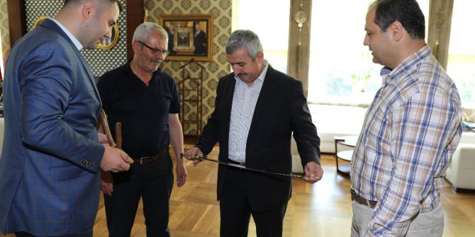 Körfezli Avcılar Başkan Baran’a Kılıç Hediye Ettiler