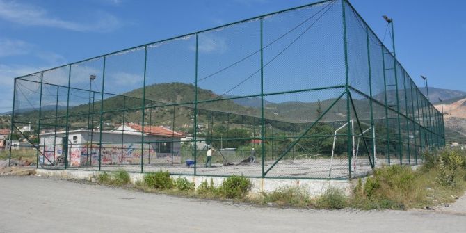 Atıl Durumdaki Belediyeye Ait Halı Saha Yenileniyor