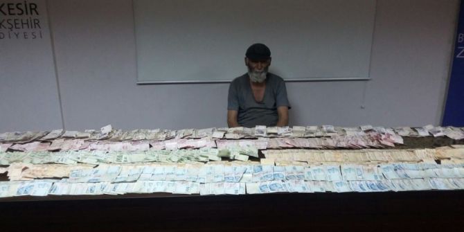 Dilencinin Üstünden Çıkan Parayı 8 Zabıta Ancak Sayabildi