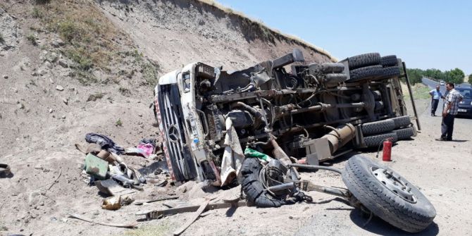 Virajı Alamayan Çekici Takla Attı: 2 Yaralı