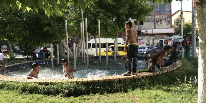 Çocuklar Süs Havuzunda Serinliyor