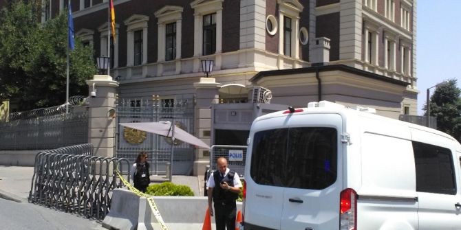 Alman Başkonsolosluğu Önünde Şüpheli Paket Alarmı