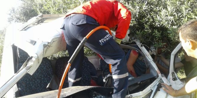 Zeytin Ağacını İkiye Bölen Çekici Tarlaya Uçtu: 1 Yaralı