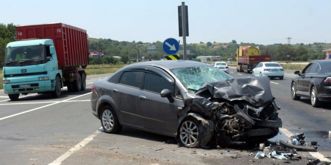 Çöp Kamyonu İle Otomobil Çarpıştı: 3 Yaralı