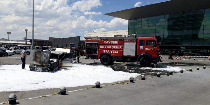 Otobüs Terminalinde Park Halindeki Otomobil Yandı
