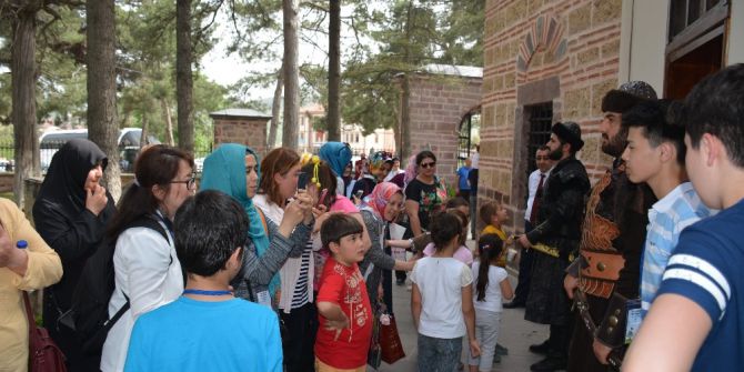 Ertuğrul Gazi Türbesi Bayramda Ziyaretçi Akınına Uğradı