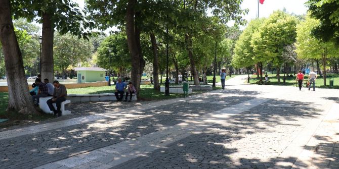 Sıcaklıkta Bunalan Vatandaşlar Parklara Akın Etti