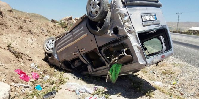 Kamyonet Takla Attı: 1 Ölü, 4 Yaralı