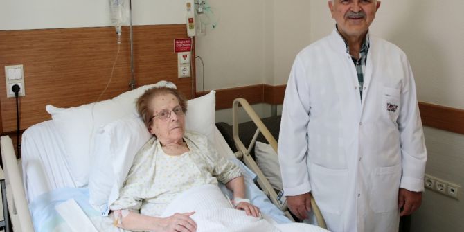 102 Yaşındaki Kadın Ameliyatla Şifa Buldu