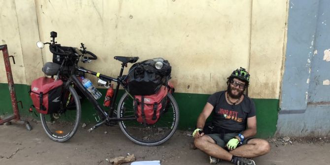 Afrika’yı Bisikletiyle Dolaşıyor