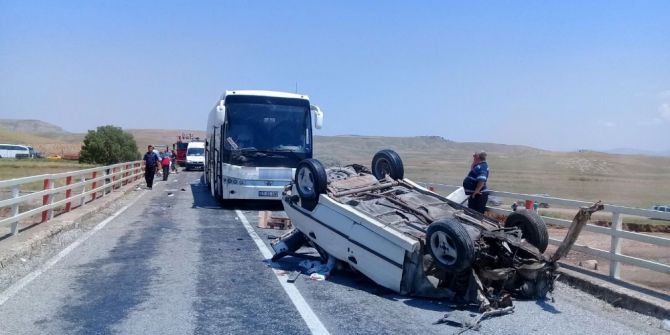 Kaza Yapan Otomobile Yolcu Otobüsü Çarptı: 2 Ölü, 4 Yaralı