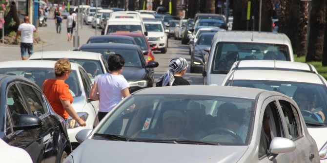 Çanakkale’de Bayram Sonrası Araç Kuyruğu Devam Ediyor