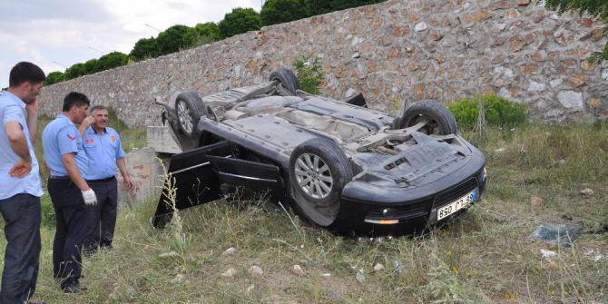 Otomobil İstinat Duvarından Uçtu: 2 Yaralı