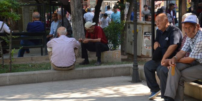 Sıcaklardan Bunalan Soluğu Parkta Aldı