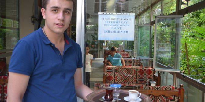 Şekersiz Çay İçen Müşterilerine Kahve İkram Ediyor