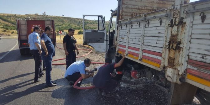 Seyir Halindeki Kamyonet Alev Aldı
