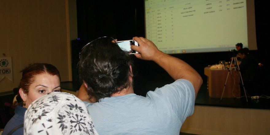 Toki Konutları Hak Sahiplerine Kura İle Teslim Edildi