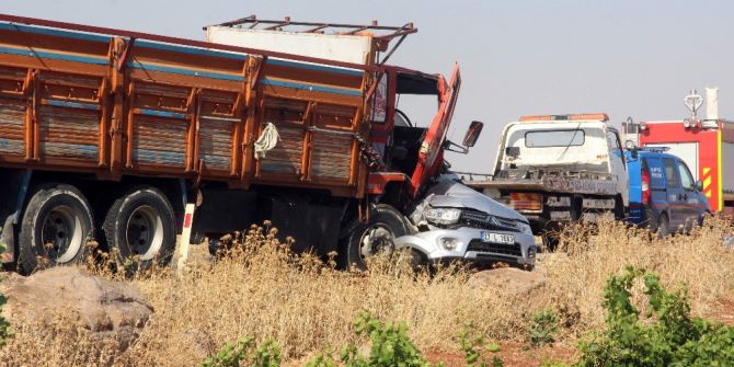 Askeri Araçla Kamyon Çarpıştı: 1 Şehit, 6 Yaralı