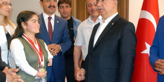 Bakan Yılmaz, Teog’da Dereceye Giren Öğrencileri Ödüllendirdi