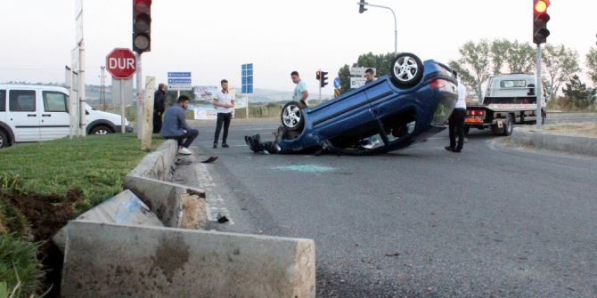 Takla Atan Otomobilden Burunları Bile Kanamadan Çıktılar