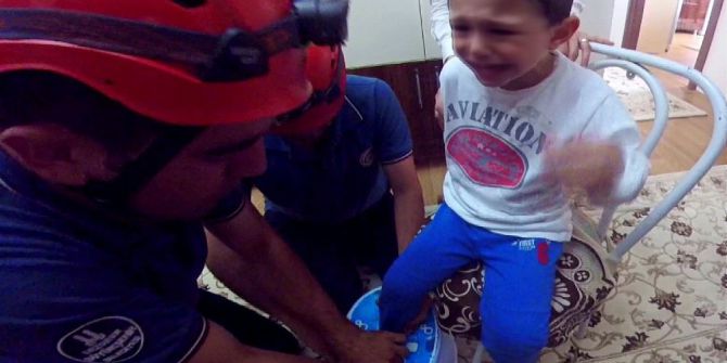 Ayağı Plastik Tabureye Sıkışan Çocuğu İtfaiye Kurtardı