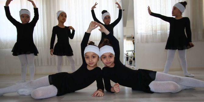 Minik Balerin Ve Baletler Sahnede