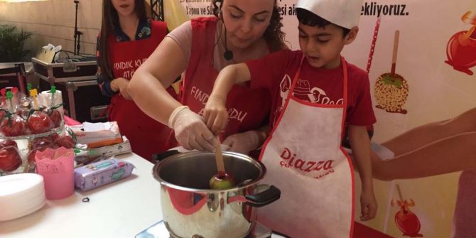 Minik Eller Elma Şekeri Süsledi